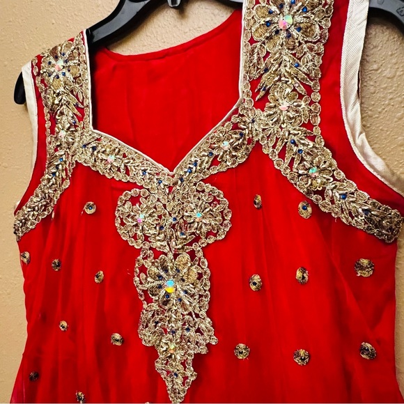 Red Net with Gold thread embroidered Sleeveless Partywear Kurta Set Size M - Picture 7 of 13